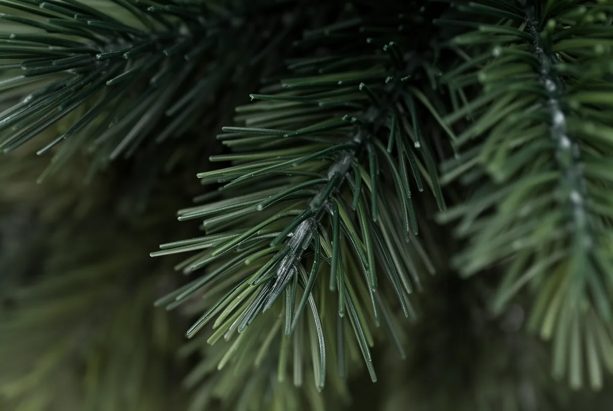 Gros plan sur des branches de sapin artificiel en polyéthylène injecté.