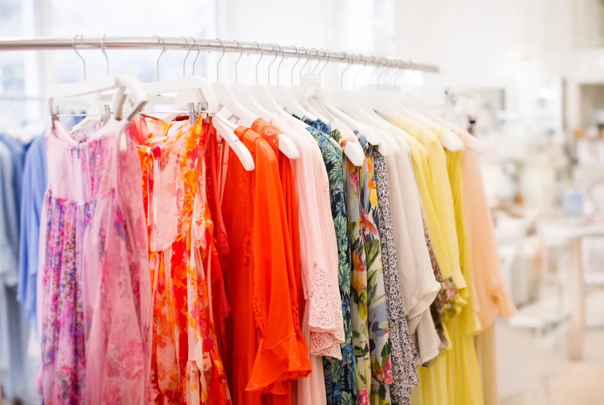 Portant de vêtements féminins colorés dans une boutique lumineuse